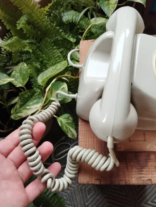 Teléfono antiguo gris y blanco