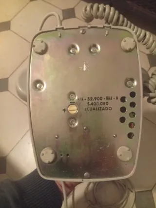 Teléfono antiguo gris y blanco