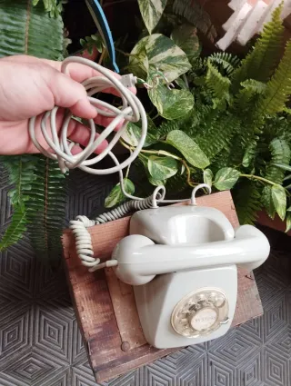 Teléfono antiguo gris y blanco