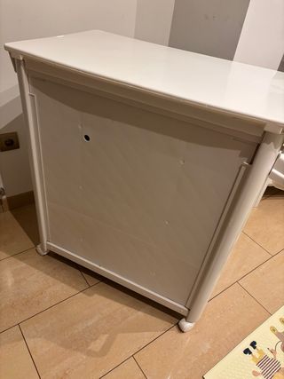 Cambiador con bañera y cajonera gris y blanco.