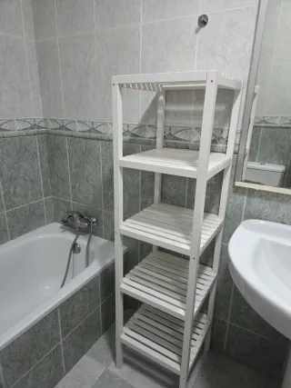 Scaffale in legno bianco per bagno