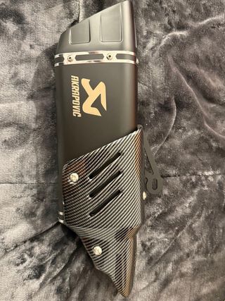 Tubo de escape Akrapovič carbono