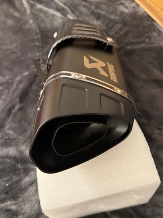 Tubo de escape Akrapovič carbono