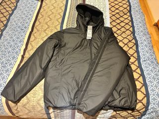 Plumífero Adidas negro con capucha