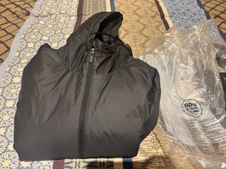 Plumífero Adidas negro con capucha