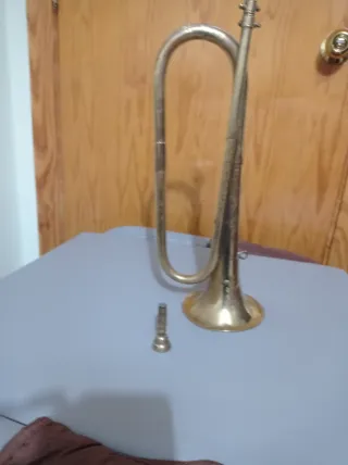 Corneta larga de latón