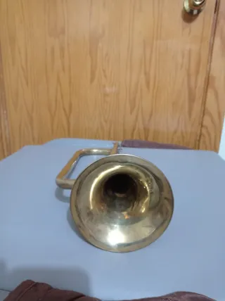 Corneta larga de latón