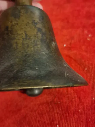 Antica campanella da scuola in legno e metallo