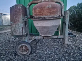 Hormigonera grande con motor de repuesto