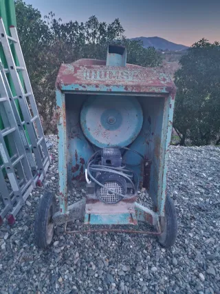 Hormigonera grande con motor de repuesto