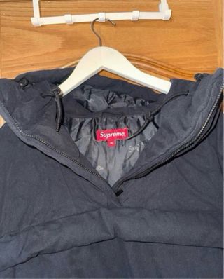 Abrigo Supreme Negro con Capucha