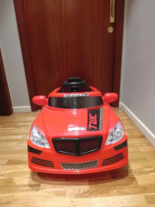 Coche eléctrico con mando a distancia.