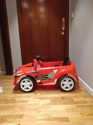 Coche eléctrico con mando a distancia.