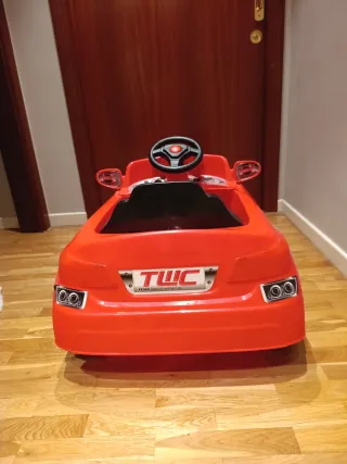 Coche eléctrico con mando a distancia.