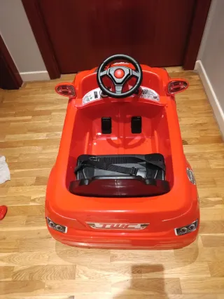 Coche eléctrico con mando a distancia.