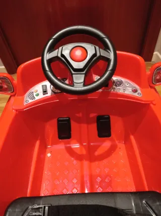 Coche eléctrico con mando a distancia.