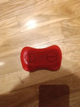 Coche eléctrico con mando a distancia.