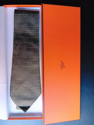 Corbata Hermès NUEVA caja regalo