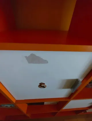 Estantería modular naranja y blanca