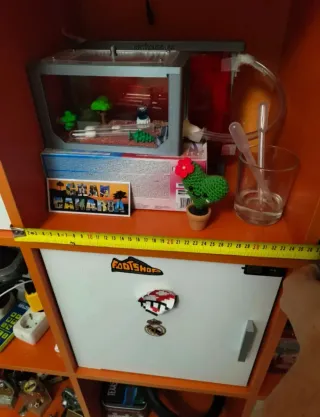 Estantería modular naranja y blanca