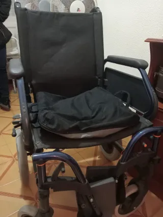 Silla de ruedas azul