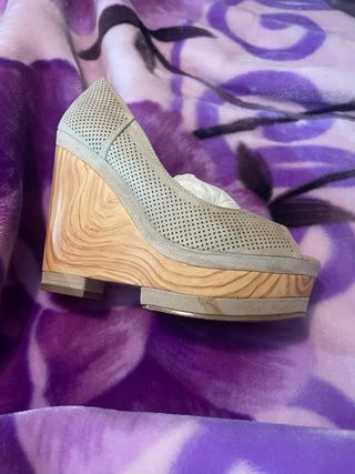 Zapatos de cuña perforados beige mujer