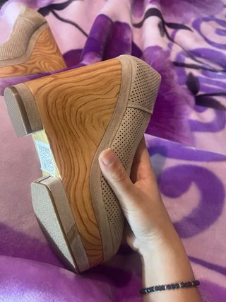 Zapatos de cuña perforados beige mujer