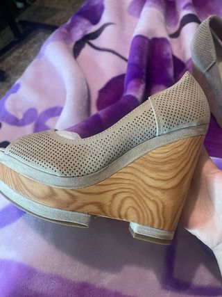 Zapatos de cuña perforados beige mujer