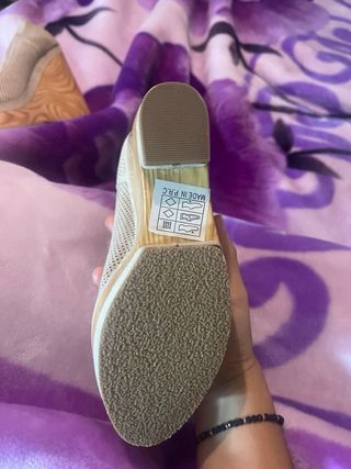 Zapatos de cuña perforados beige mujer