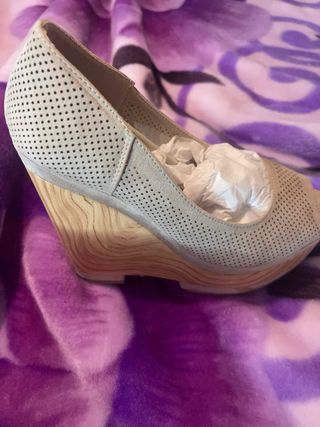 Zapatos de cuña perforados beige mujer