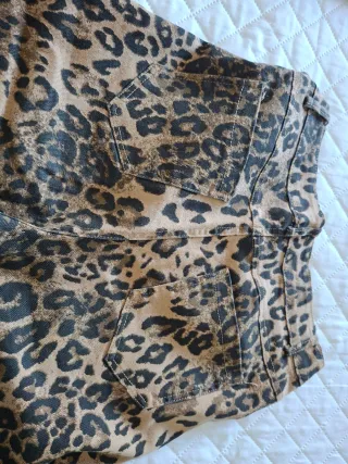 Pantalón estampado leopardo