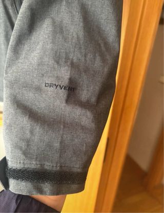 Chaqueta y plumas  The North Face gris