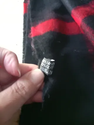 Sciarpa scozzese nera e rossa