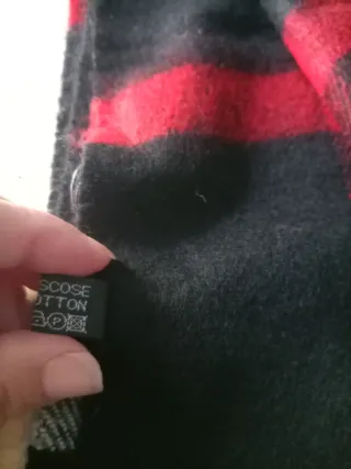 Sciarpa scozzese nera e rossa