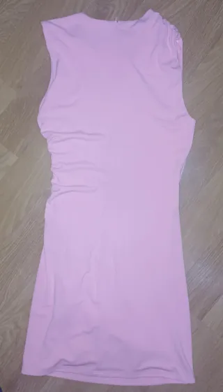 Vestido rosa fruncido sin mangas