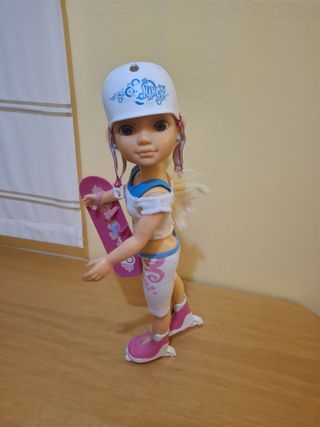 Nancy Patinadora con monopatín y casco