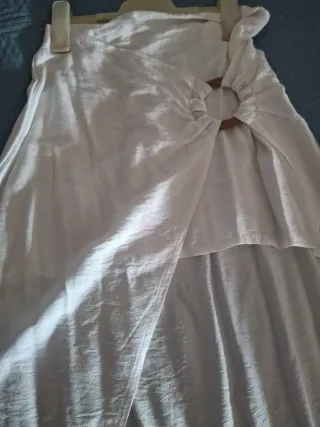 Falda blanca con anilla de madera