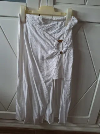 Falda blanca con anilla de madera