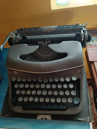 Máquina de escribir Regia antigua