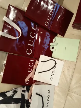 Cajas y bolsas Gucci y Pandora