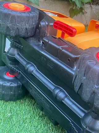 Camión volquete de juguete naranja