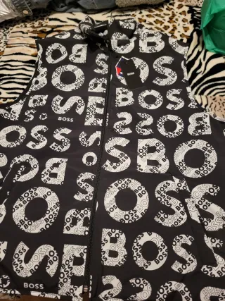 Chaleco BOSS negro estampado hombre nuevo