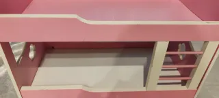 Cuna de muñecas rosa y blanca