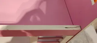 Cuna de muñecas rosa y blanca