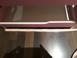 Cuna de muñecas rosa y blanca