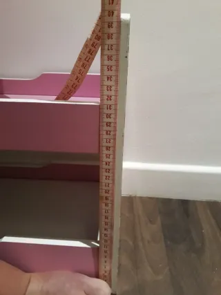 Cuna de muñecas rosa y blanca