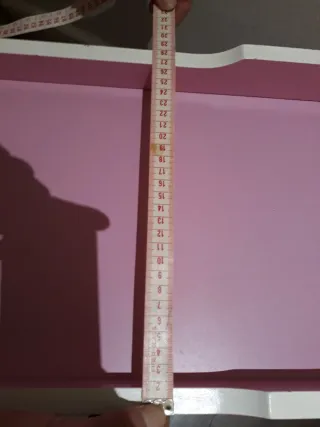 Cuna de muñecas rosa y blanca