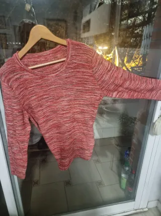 Suéter rojo de manga larga