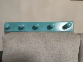 Perchero de madera color turquesa