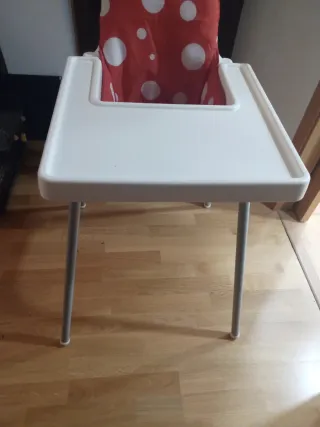 Trona infantil roja con lunares blancos